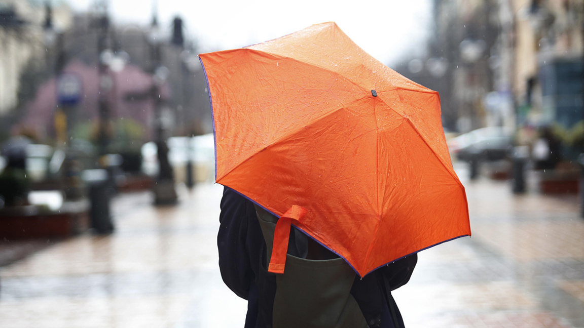 Συννεφιά και βροχές αλλά με ψηλότερες θε...