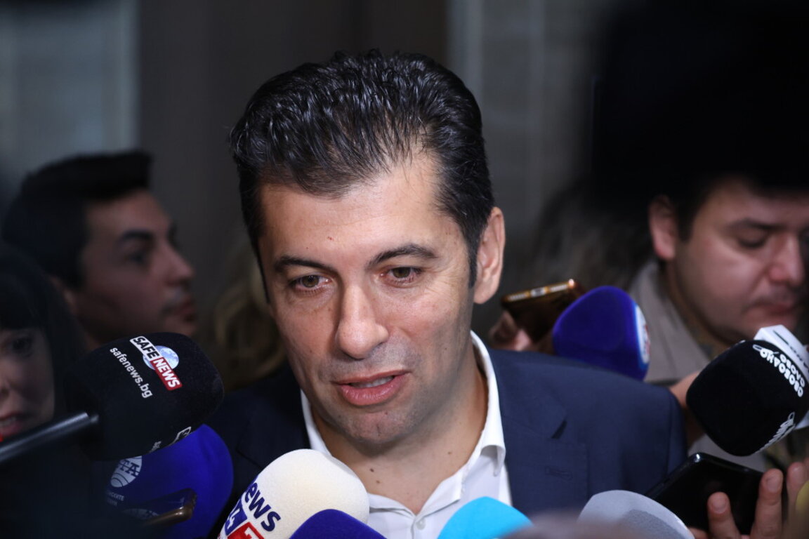 Съпредседателят на „Продължаваме промяната“ Кирил Петков дава изявление пред медиите в кулоарите на Народното събрание.