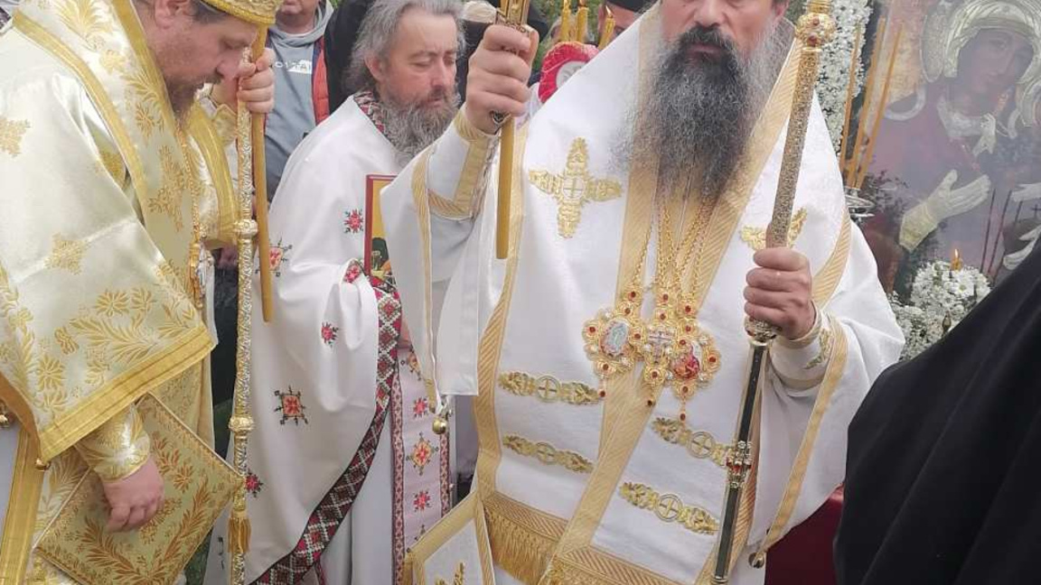 Патриарх Даниил отдаде почит на чудотвор...