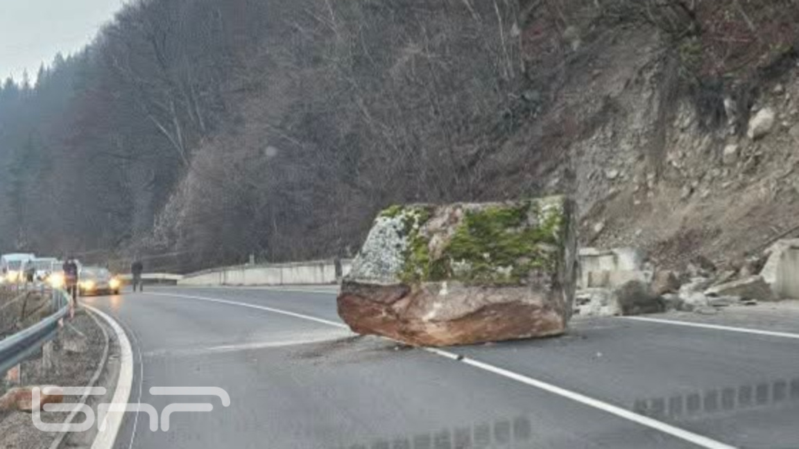 Голяма скала падна на пътя Банско - Гоце Делчев, спря движението
