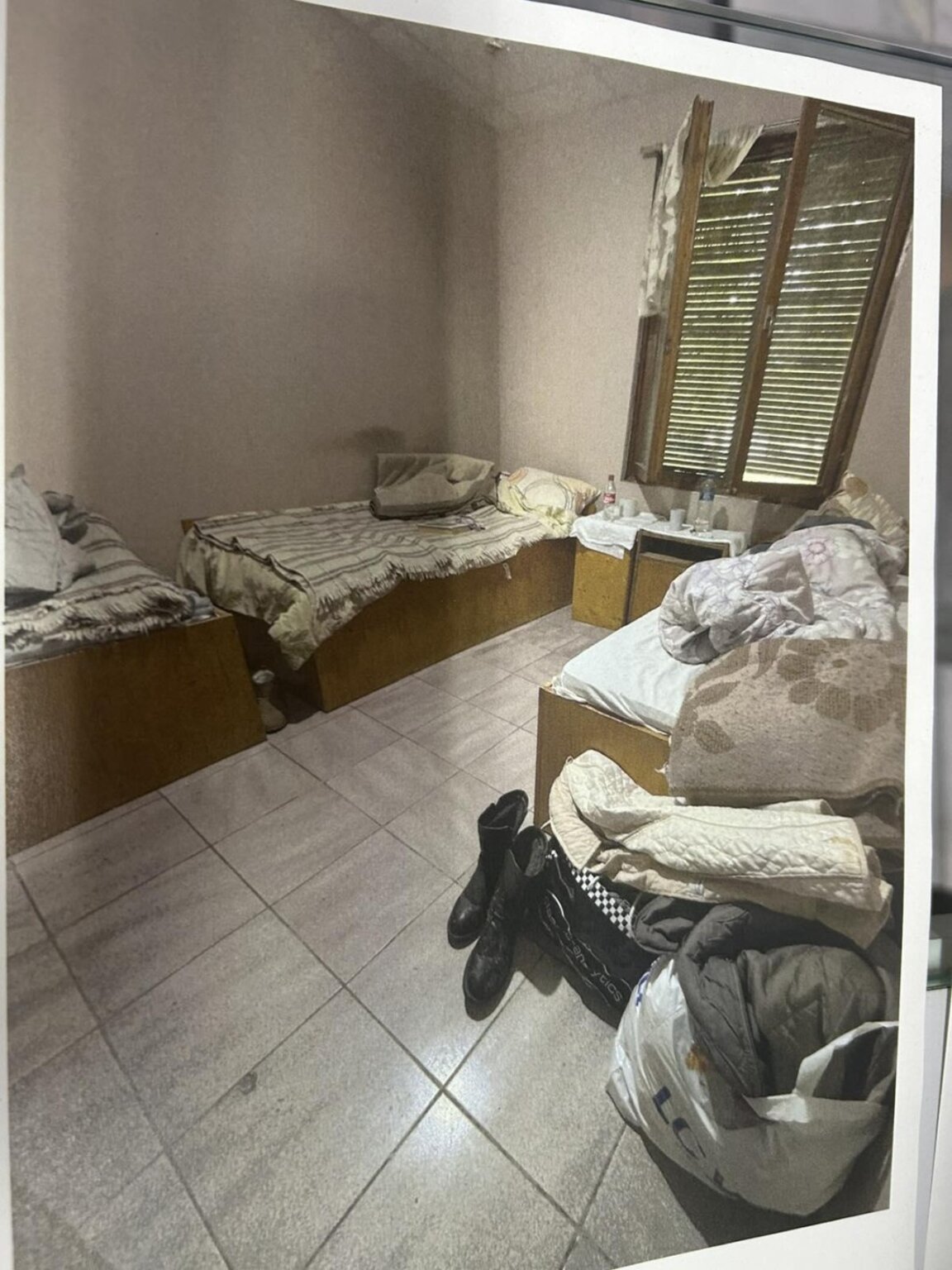 Помещение в един от двата обекта в старозагорското с. Ягода, където възрастни хора в тежко състояние са държани вързани и заключени.