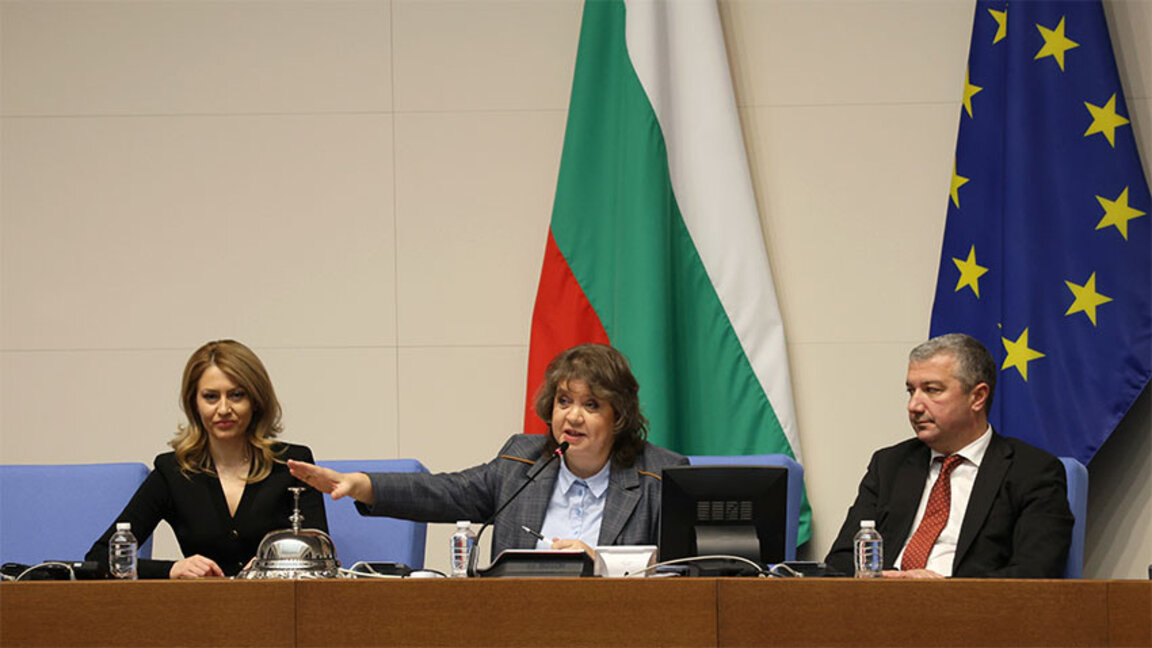 Рая Назарян, Наталия Киселова и Драгомир Стойнев на председателската катедра в НС.