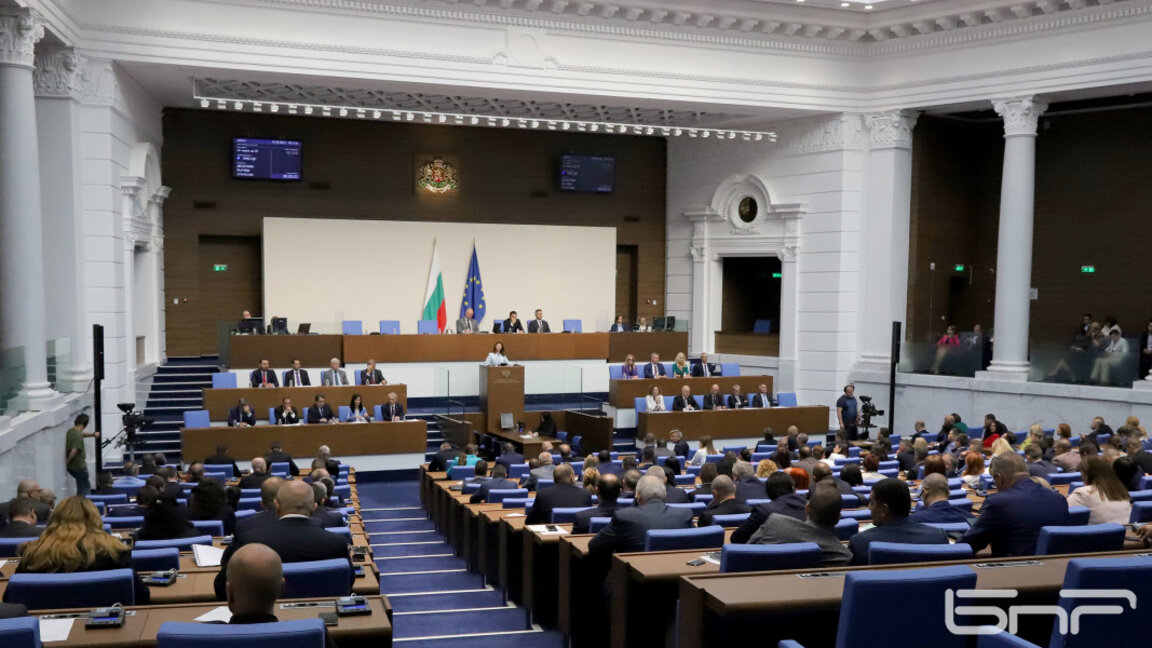 Депутатите в спор за споразумението с енергетиците