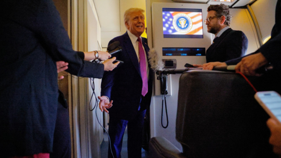 Доналд Тръмп отговаря на въпроси на журналисти на борда на "Еър Форс 1".