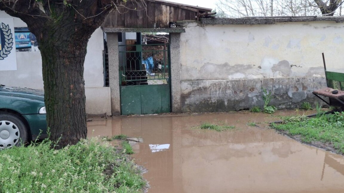 Екипи на пожарната отводняват къщи в Монтанско