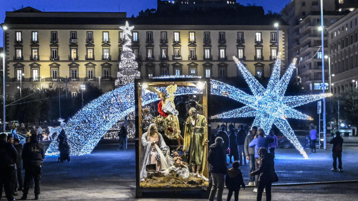 Коледна украса в Неапол. В навечерието на празниците италианците разбраха, че са обеднели за последните 15 години.