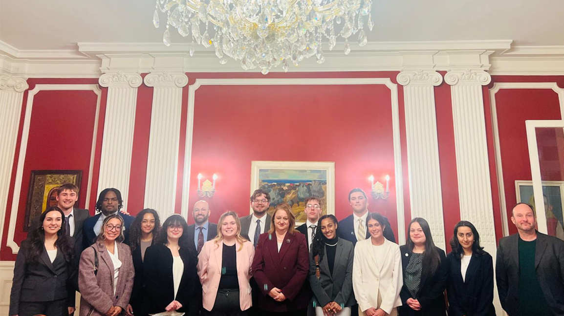 Студенти от Университет Уилкс представят...