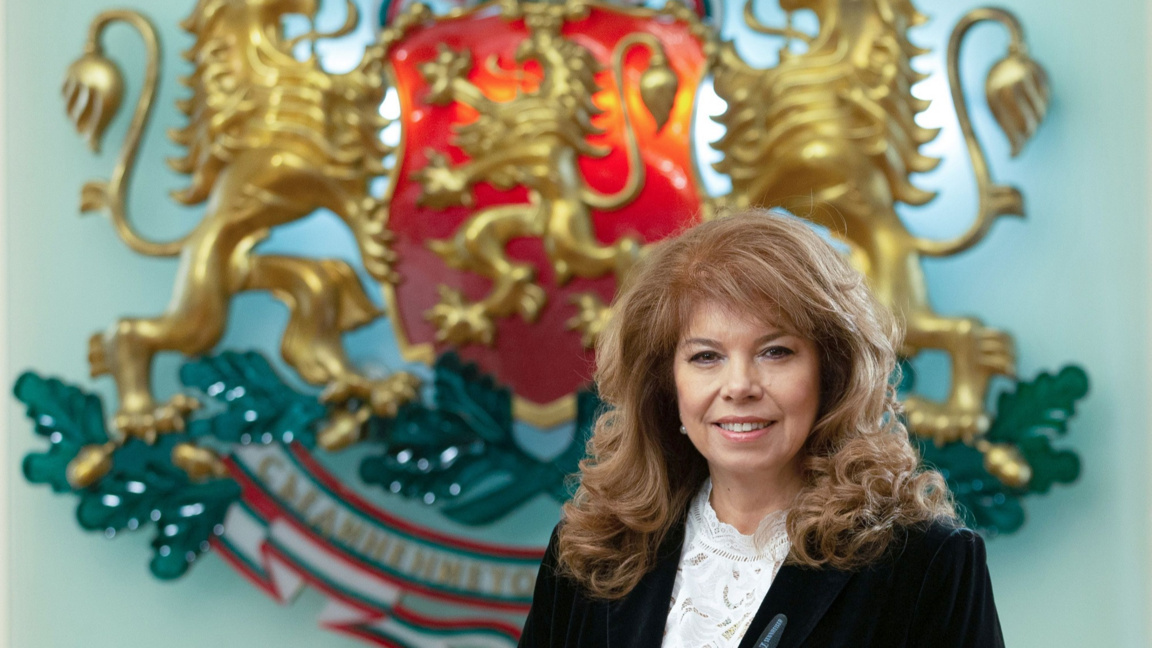 Очаква се Йотова да обяви кой ще съставя...