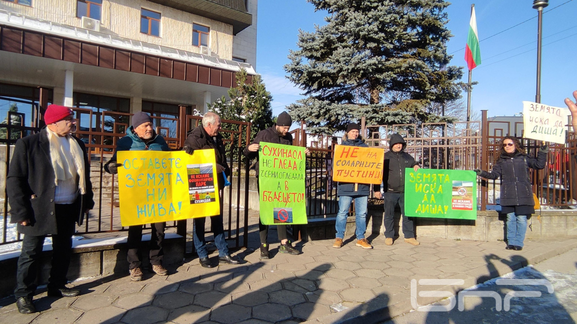 Съветът започна с протест пред РИОСВ, на който граждани и природозащитници се обявиха срещу фотосоларната централа, която ще заеме 11% от цялата земеделска земя в общината, и определиха проекта като екологична катастрофа.