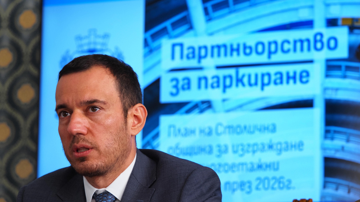 Кметът на София Васил Терзиев на брифинг, на който бяха представени първите конкретни стъпки за изграждане на многоетажни квартални паркинги - 15 декември 2025 г.