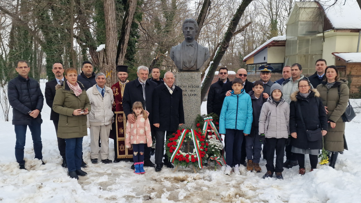 В Букурещ поднесоха цветя и венци пред мемориала на Апостола на свободата