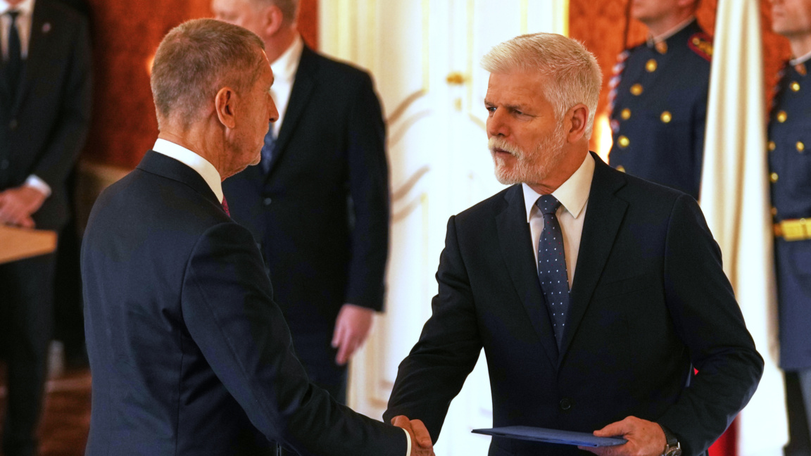 Новият чешки премиер Андрей Бабиш (вляво) се ръкува с президента Петер Павел