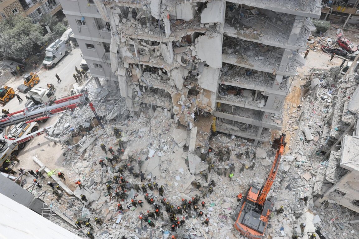 Пострадал от ирански удар жилищен блок в Бат Ям, 15 юни 2025 г.