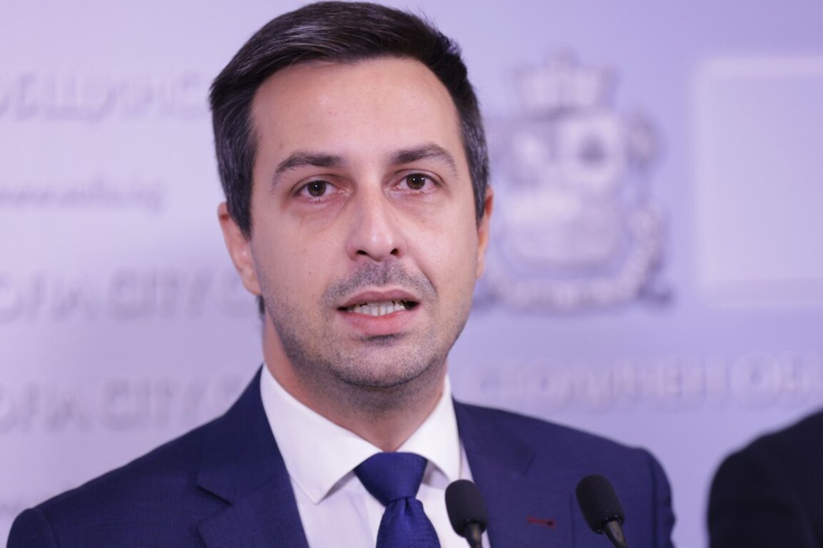 Деян Николов говори на брифинга на общинските съветници от "Възраждане" преди заседанието на СОС - 14 ноември 2024 г.