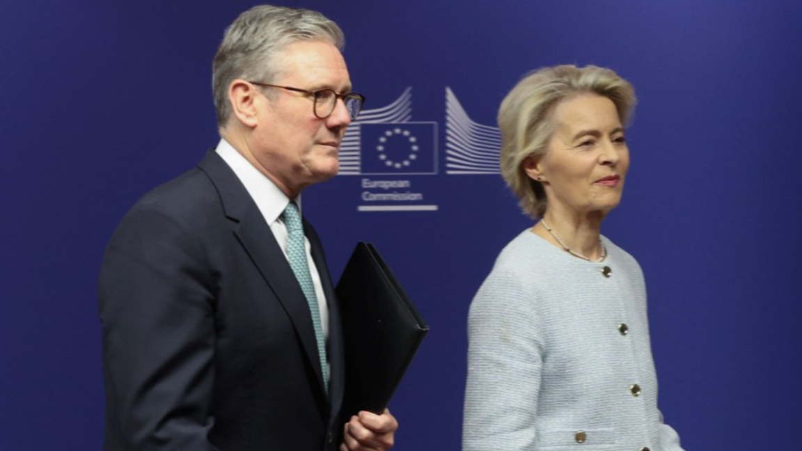 Британският премиер Киър Стармър (вляво) и председателката на ЕК Урсула фон дер Лайен