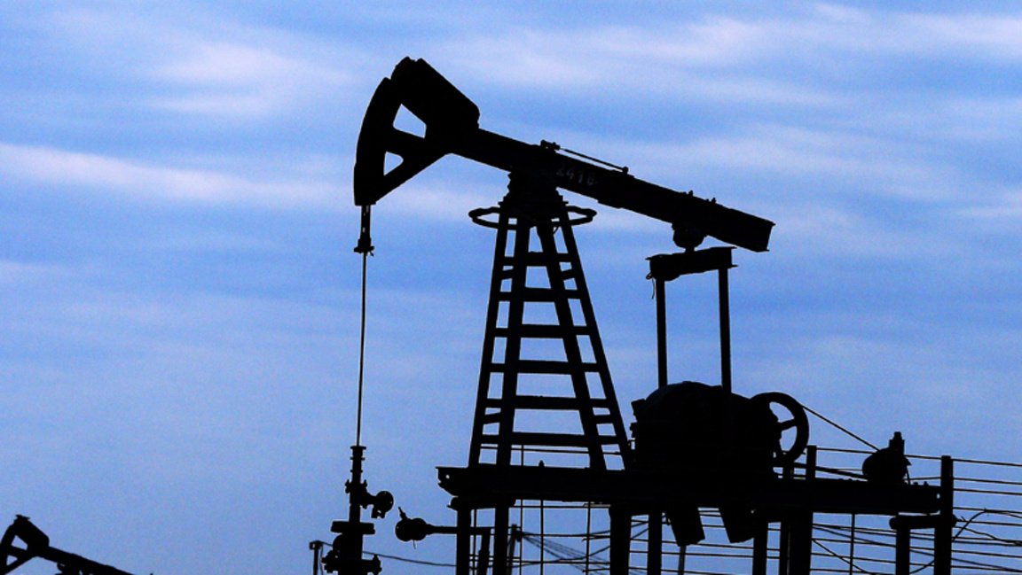 Петролът поевтинява слабо в очакване на втория кръг преговори между САЩ и Иран