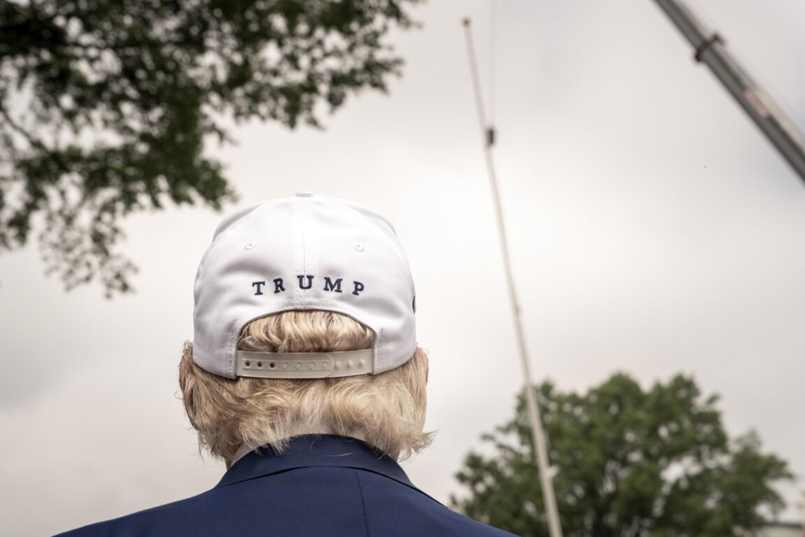 Президентът на САЩ Доналд Тръмп по време на монтажа на нов флагщок на Южната морава на Белия дом, Вашингтон, окръг Колумбия, САЩ, 18 юни 2025 г