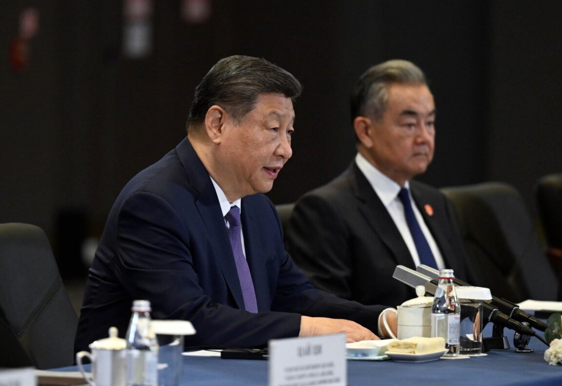 Китайския президент Си Цзинпин (вляво) и външния министър Уанг И.