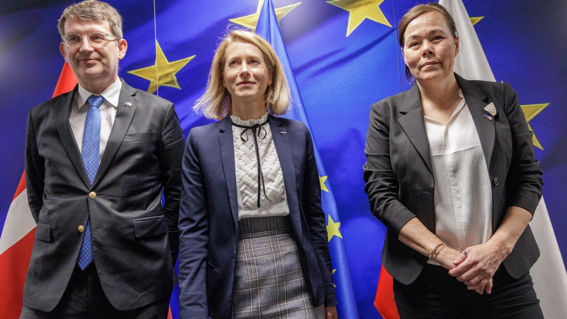 Върховният представител на ЕС за външните работи Кая Калас (в центъра) се среща с Вивиан Моцфелд (вдясно), министър на външните работи и изследванията на Гренландия, заедно с Рулс Лунд Поулсен (вляво), заместник министър-председател и министър на отбраната на Дания в Брюксел, Белгия, 19 януари 2026 г.