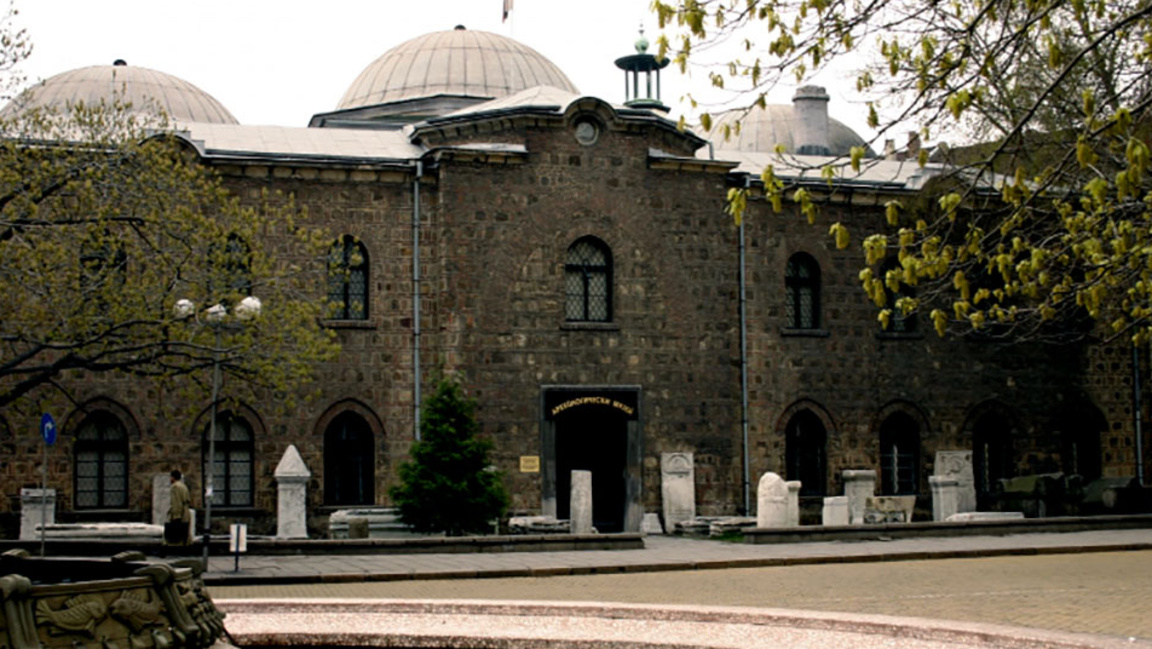 Златни накити и ритон от цветно стъкло о...