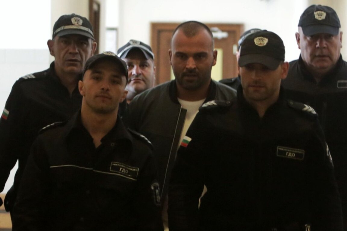 Полицаи водят Димитър Любенов в Софийския градски съд, 27 септември 2022 г.