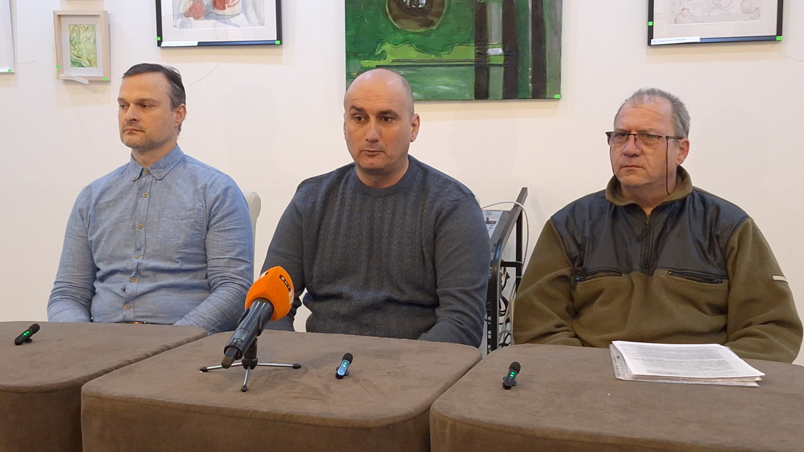 Кой иска да отмъкне гребната  база "Сия ...