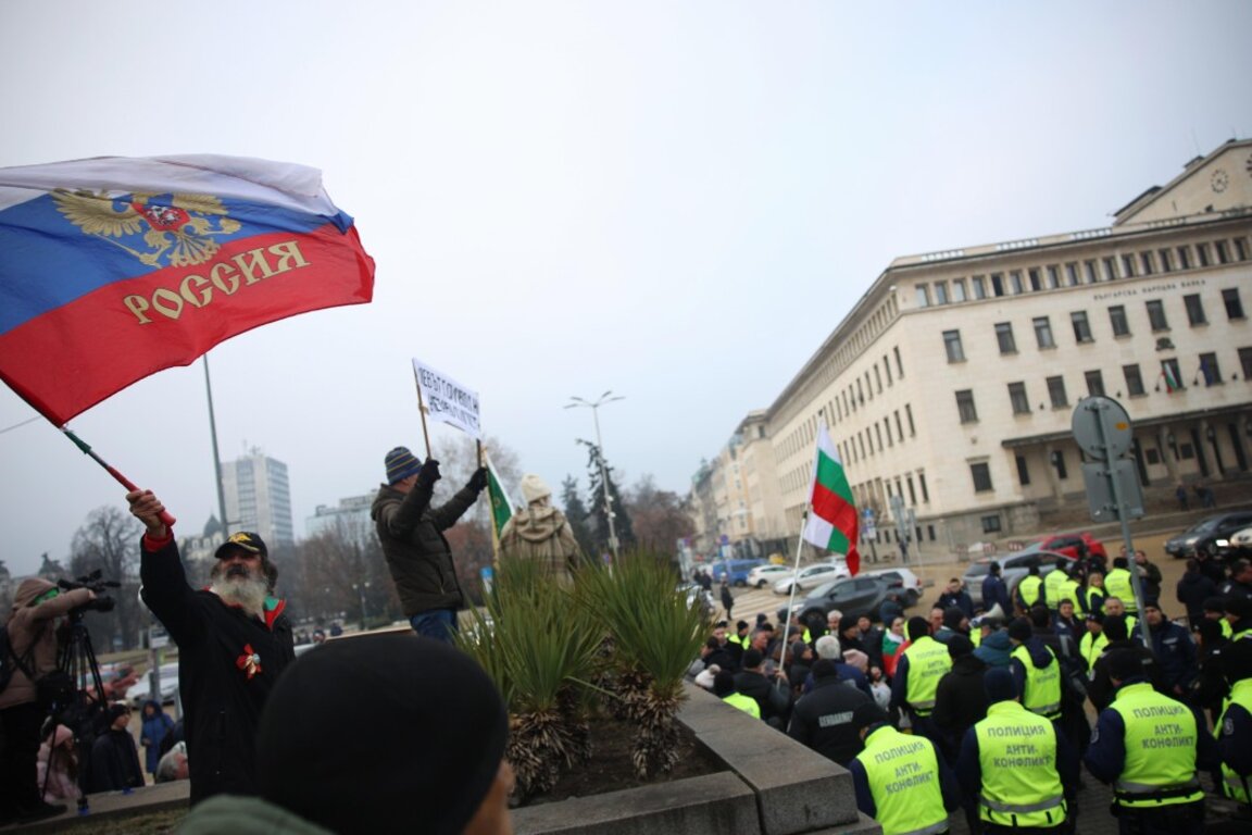 Протестът на "Възраждане" блокира движението по бул. "Цар Освободител"