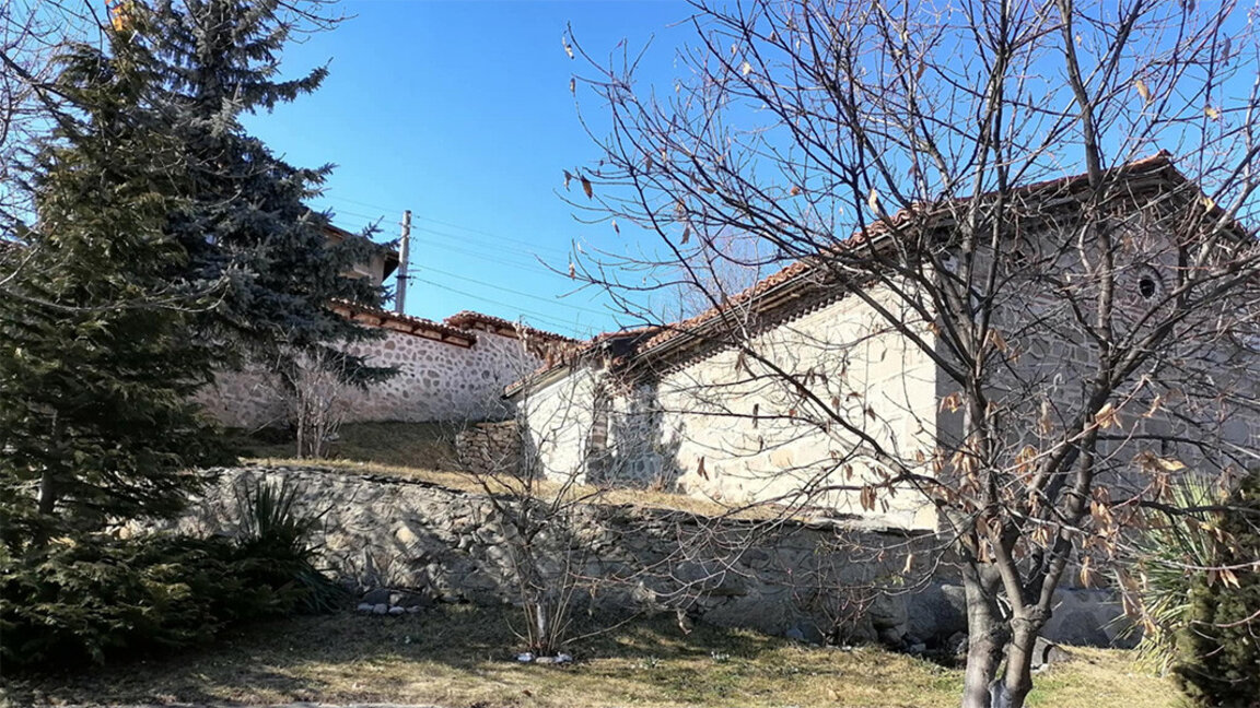 L’église singulière de Dobarsko aimante touristes comme pèlerins
