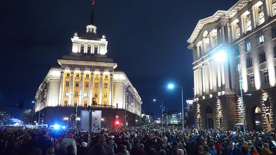 Μετά από διαδηλώσεις πάγωσαν την έγκριση του Προϋπολογισμού 2026