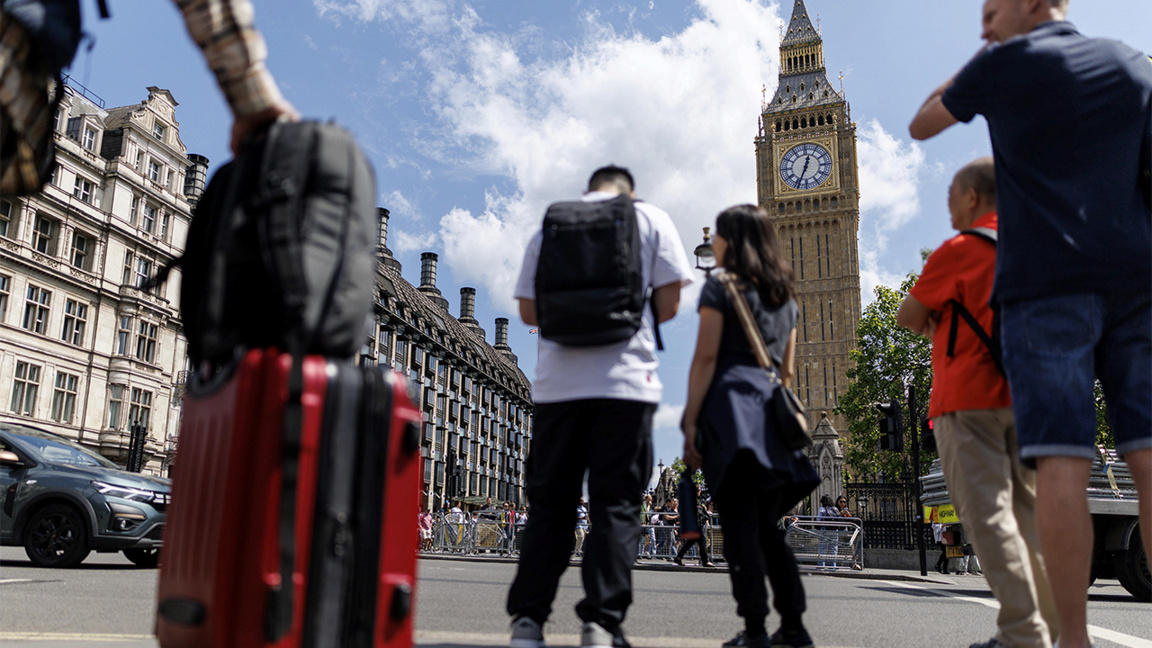 Le Royaume-Uni durcit sa politique migra...