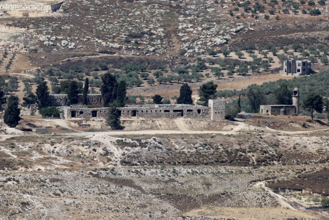 Изглед към евакуираното селище Санур, наблюдавано от палестинското село Силат ал-Дахр, близо до град Дженин на Западния бряг, 30 май 2025 г.