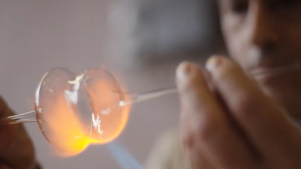 В Пловдив изработват играчки за елха от духано стъкло