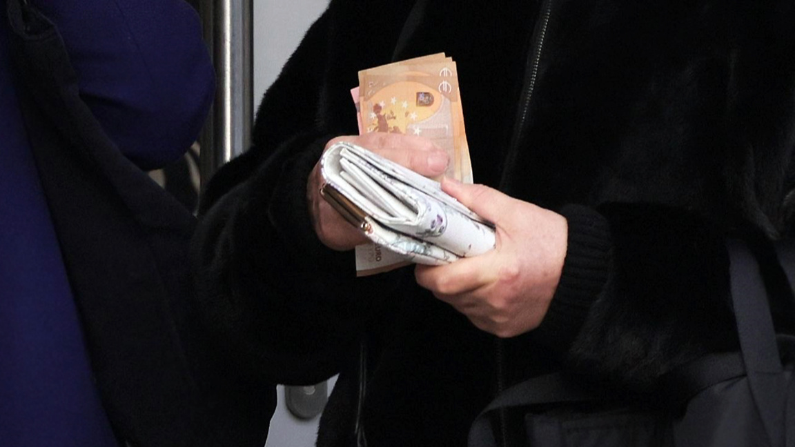 Прве пензије у еврима – старији људи у Б...