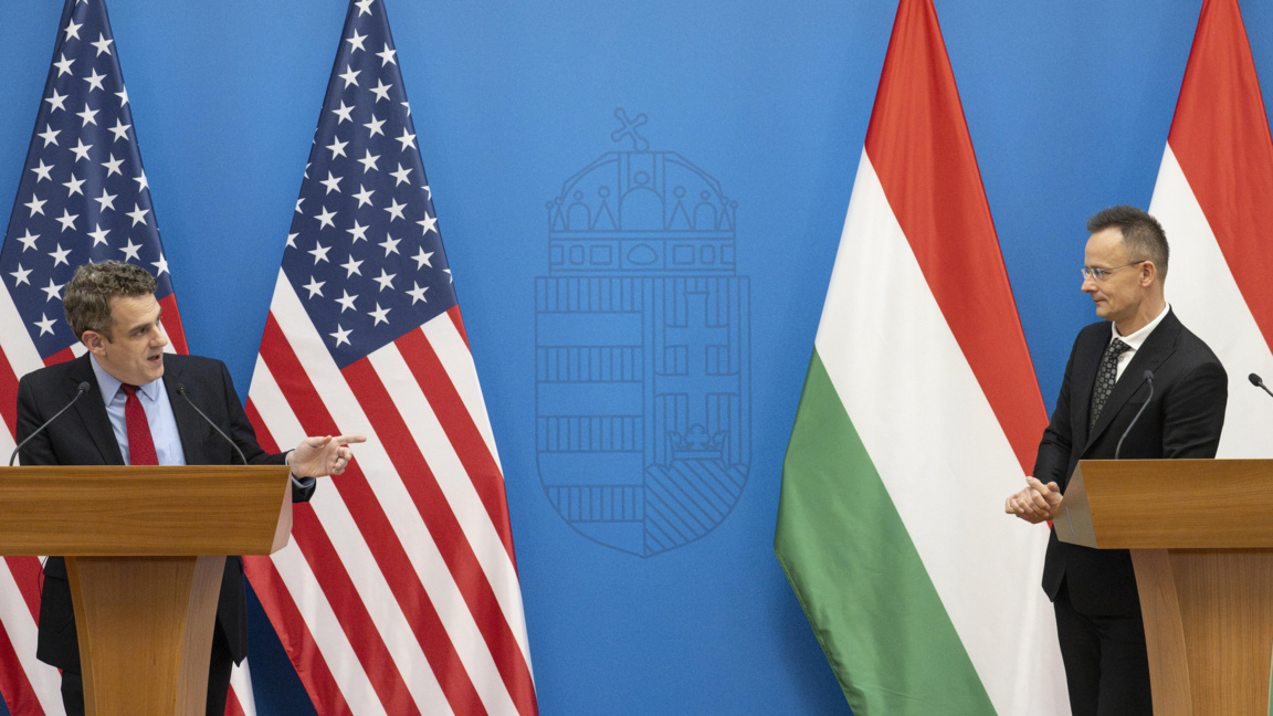 Унгарският министър на външните работи Петер Сиярто (вдясно) и заместник-министърът на енергетиката на САЩ Джеймс Данли обявяват сделката след срещата им в Будапеща.