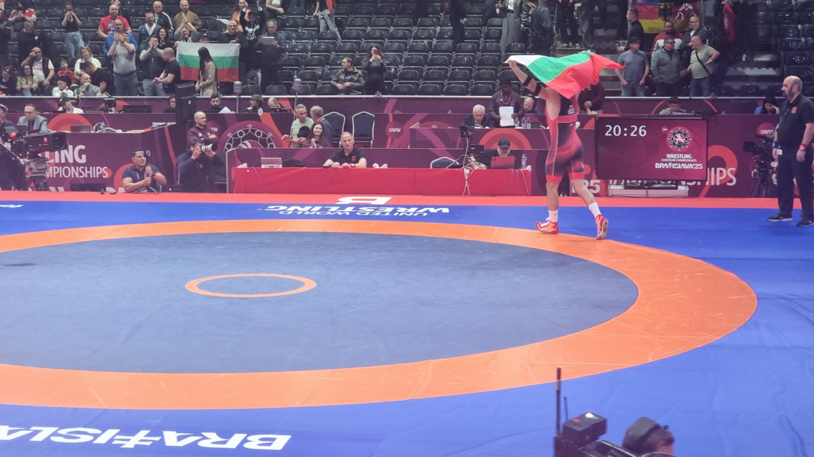 Новиков и Милов спечелиха титлите при кл...