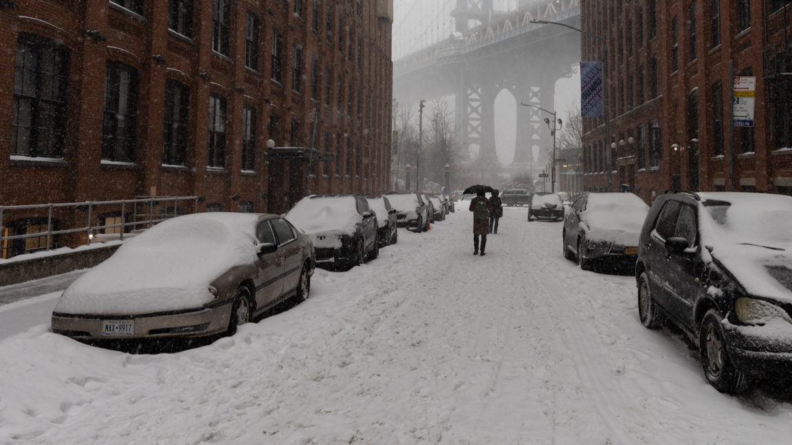 Мощна снежна буря затрупа североизточните американски щати