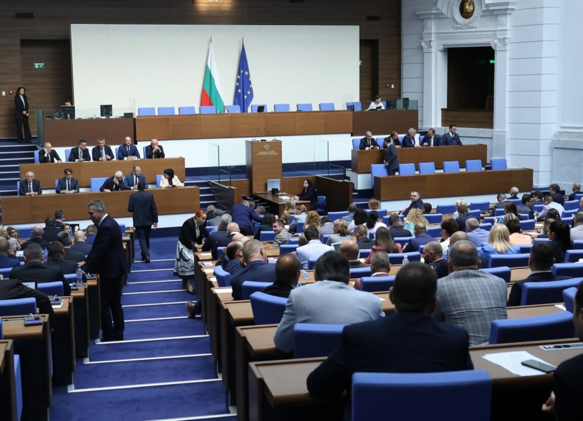 В четвъртък парламентът гласува петия вот на недоверие към кабинета "Желязков"