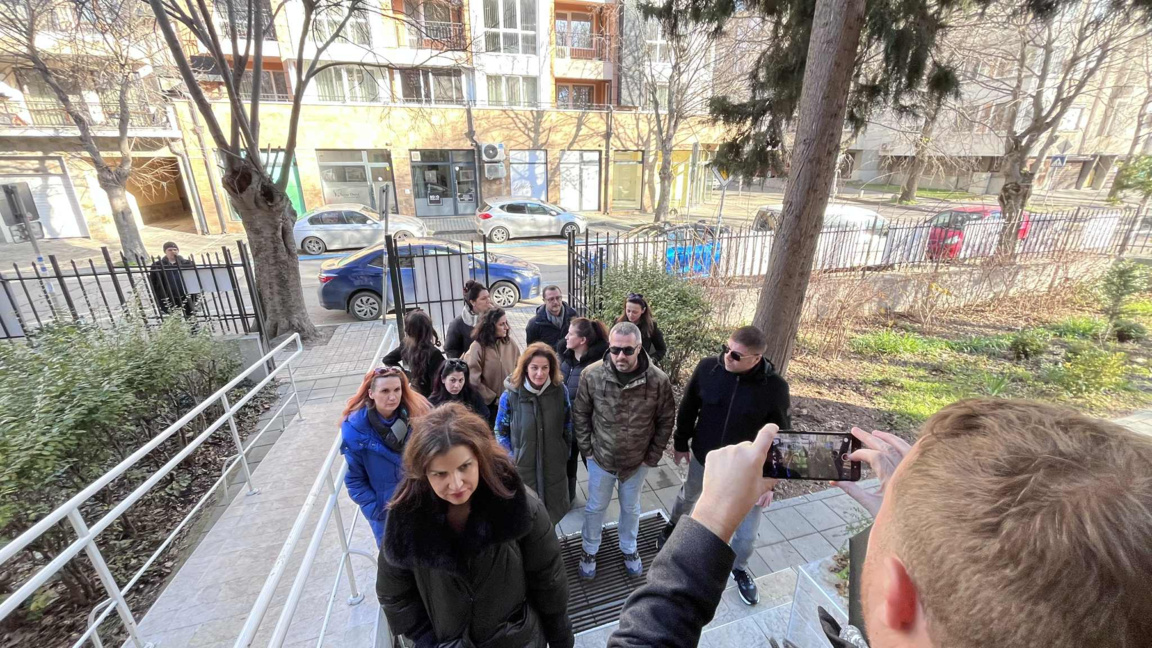 Родители с протест пред РУО - Бургас и със среща с началника Валентина Камалиева