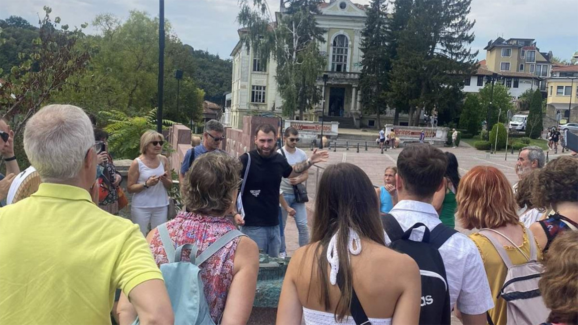 Preparan medidas más estrictas contra los guías turísticos ilegales