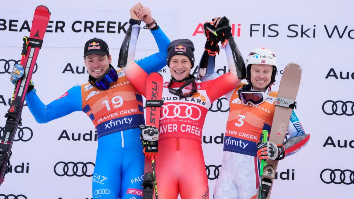 Марко Одермат (в средата) постигна победа №49 в Световната купа.