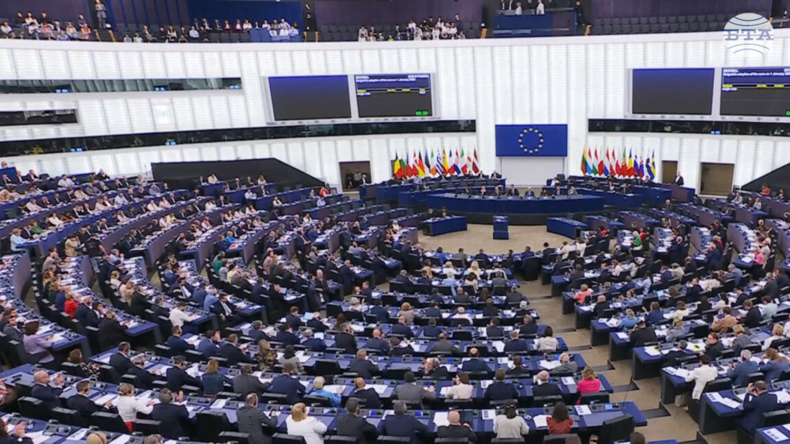 Две от групите в ЕП подготвят нов вот на недоверие срещу Фон дер Лайен