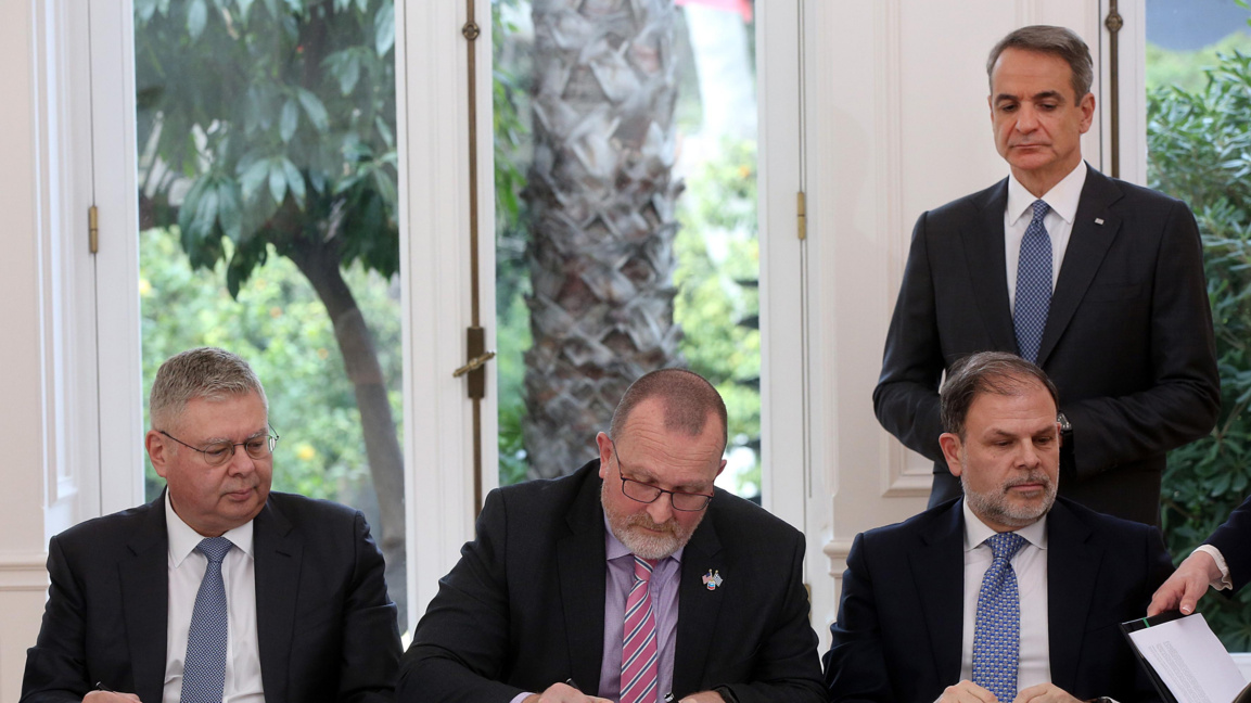 Главният изпълнителен директор на HELLENiQ ENERGY Андреас Сиамисис (вляво), вицепрезидентът на Chevron, Гавин Луис (в центъра) и главният изпълнителен директор на Hellenic Hydrocarbons and Energy Resources Management Company, Аристофанис Стефатос (вдясно), подписват договорите между гръцката държава и консорциума Chevron–HELLENiQ Energy за предоставянето на изключителни права за проучване и експлоатация на въглеводороди в офшорни зони южно от Пелопонес и Крит, в присъствието на министър-председателя Кириакос Мицотакис(прав вдясно), Атина, Гърция, 16 февруари 2026 г.