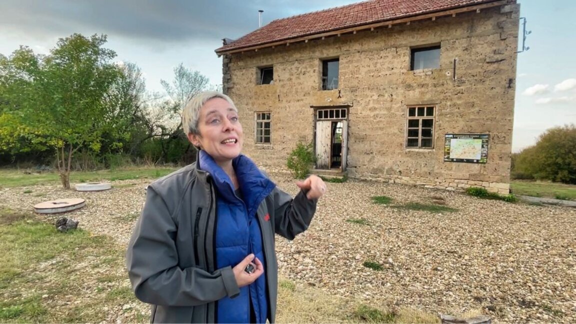 Ива Таралежкова у Старой мельницы, переустроенной в культурный и образовательный центр