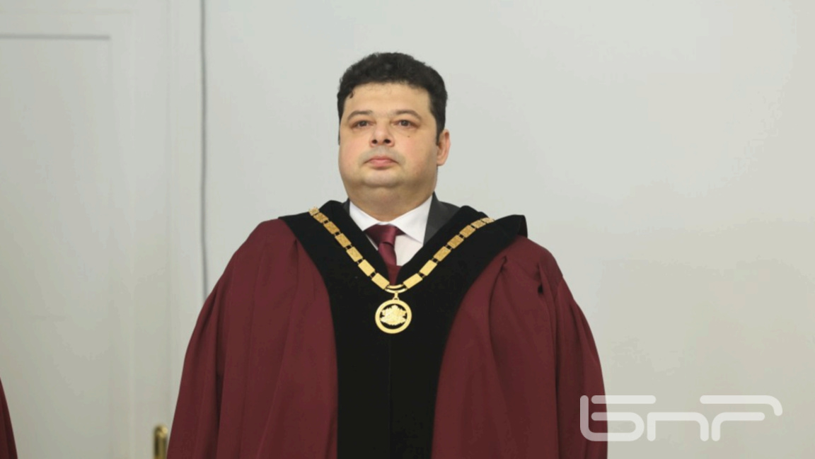 Le cabinet Jélyazkov reste aux affaires ...