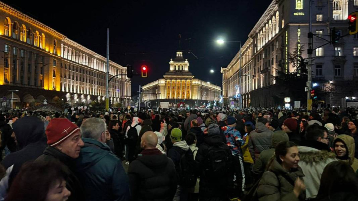 Хиляди на протест в София и големите градове на страната