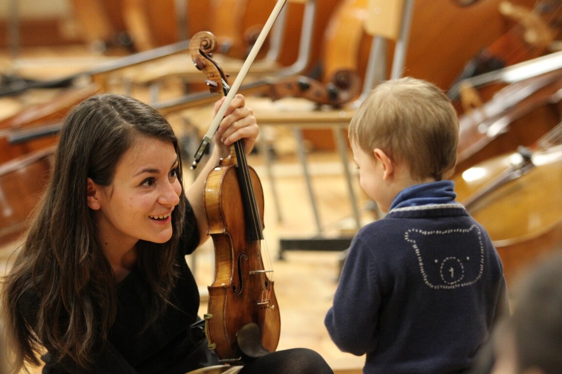 Лия Петрова и тристагодишната ѝ цигулка омагьосаха децата в Първо студио на БНР