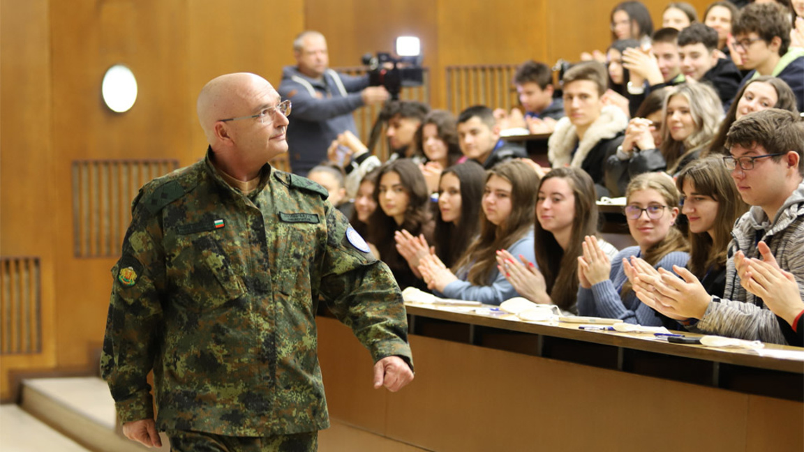 Силен интерес от ученици към Дните на отворените врати на ВМА 