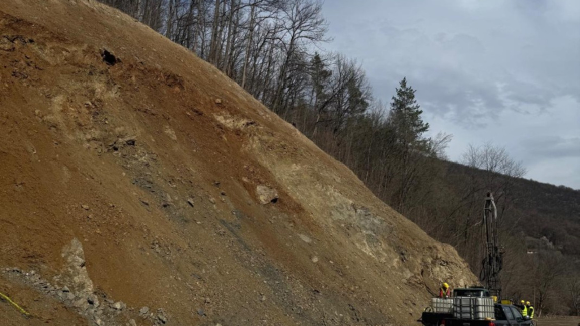 Свлачище затвори пътя Смоличано - Пелатиково