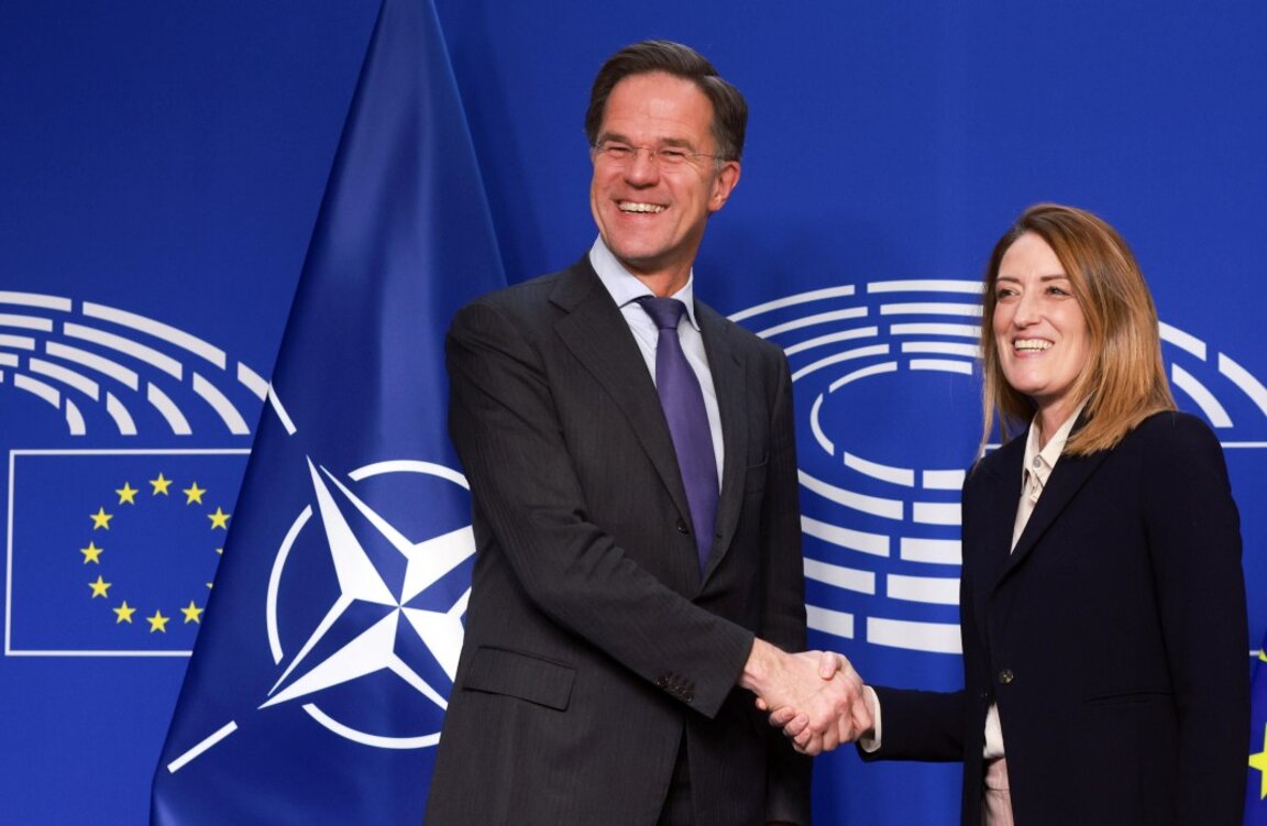 Генералният секретар на НАТО Марк Рюте и председателката на Европейския парламент Роберта Мецола - Брюксел, 13 януари 2025