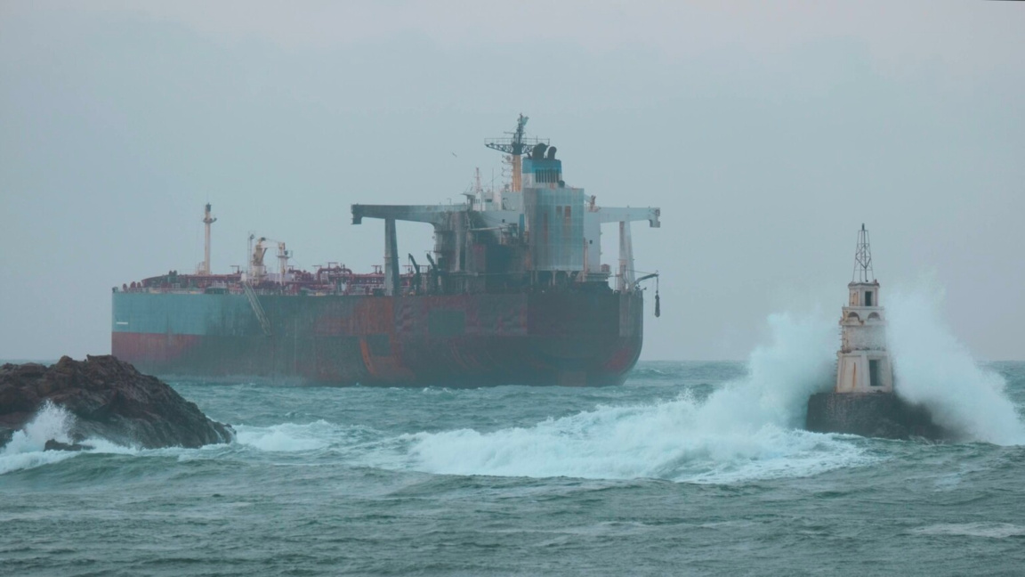 Евакуираха трима от екипажа на танкера "Кайрос"   